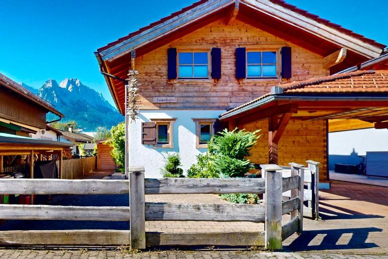 Ferienhaus Loisachufer - B&B Garmisch-Partenkirchen