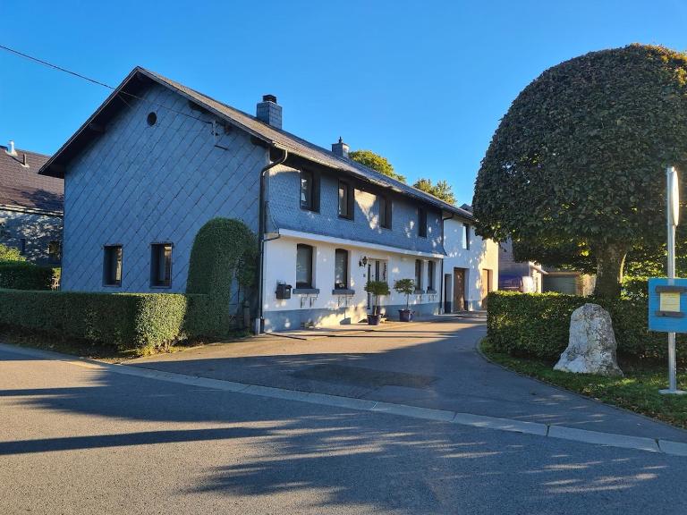 Haus Päsch near lake with heated jacuzzi sauna - Bed and Breakfast Butgenbach