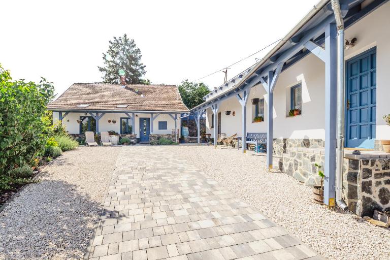Kékbazalt Vendégház - B&B Badacsonytomaj