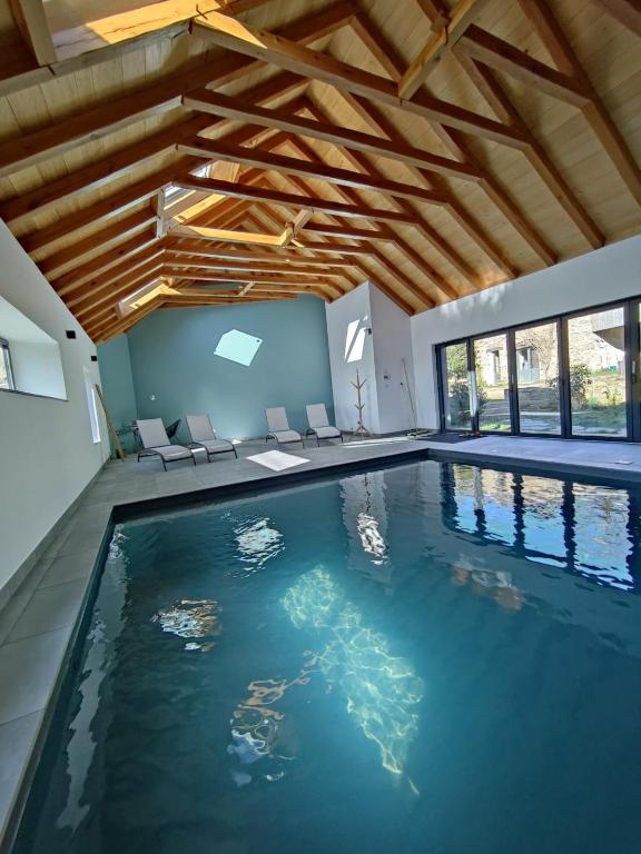 Gîte avec piscine intérieure - Chambres d'hôtes Moyrazès