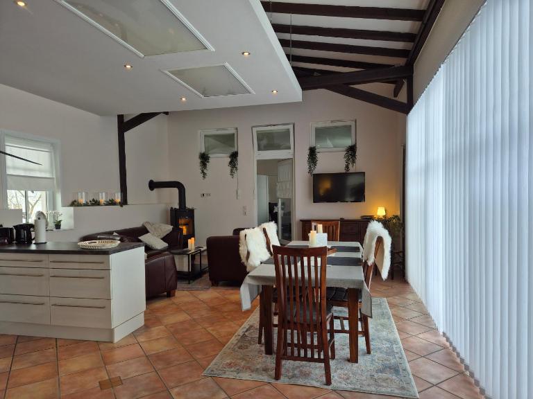 Gemütliches Loft mit Terrasse im ehemaligen Bahnhof Kalenborn - Chambres d'hôtes Vettelschoß