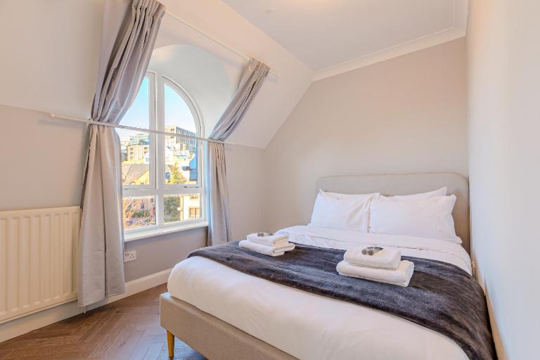 4BR 4-floor house, w patio, 10 min Wapping Station - Bed and Breakfast Londen
