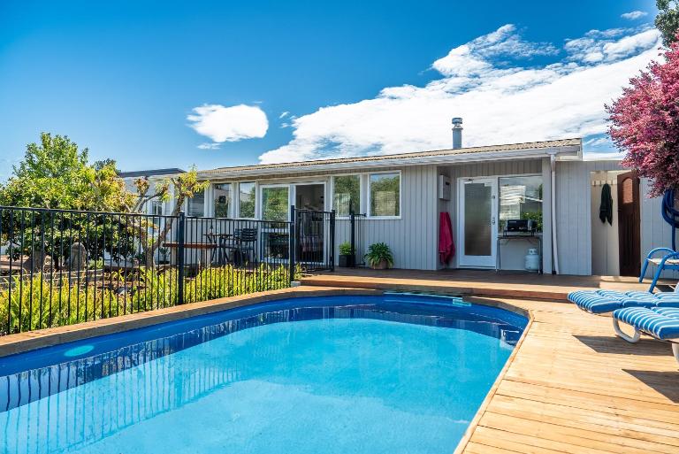 Studio Twenty5, Unique Poolside Retreat Near Nelson - B&B Richmond