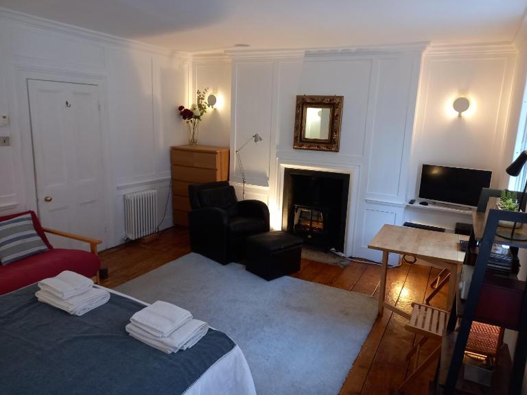 Large Bright Soho Studio flat with Large Terrace - Chambres d'hôtes Londres
