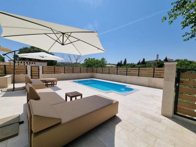 Countryside Holiday Home Marie with Pool - B&B Vrh