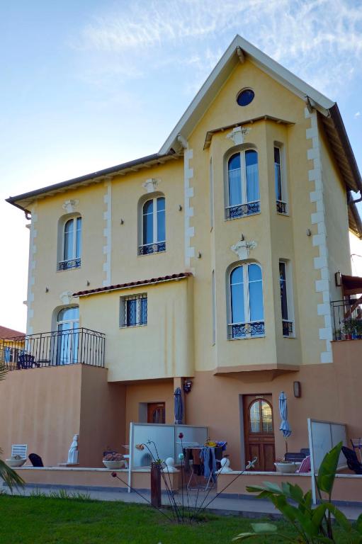 GRAND Studio meublé-Juan Pins-Logt 5 - B&B Antibes