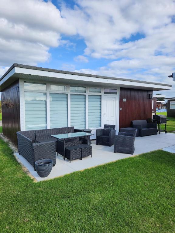 Charming 2-Bed Chalet - Ferienwohnung Selsey