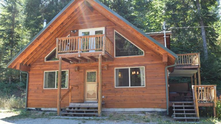 Bear Hideaway | Wi-fi, Hot tub, Wood Stove, BBQ - B&B Packwood