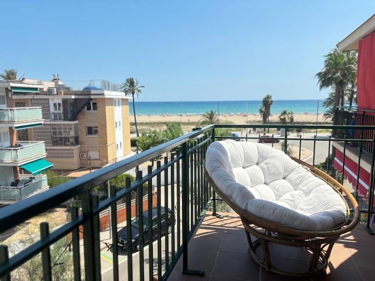 Golden hours by the sea - B&B Castelldefels