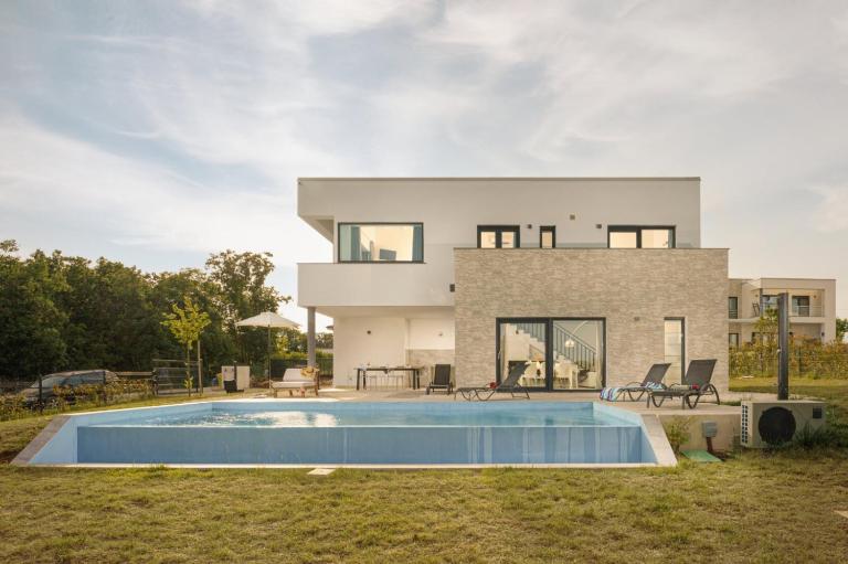 Villa Cala Sonriso for 8 people near Pula with heated pool & sea view - B&B Krnica