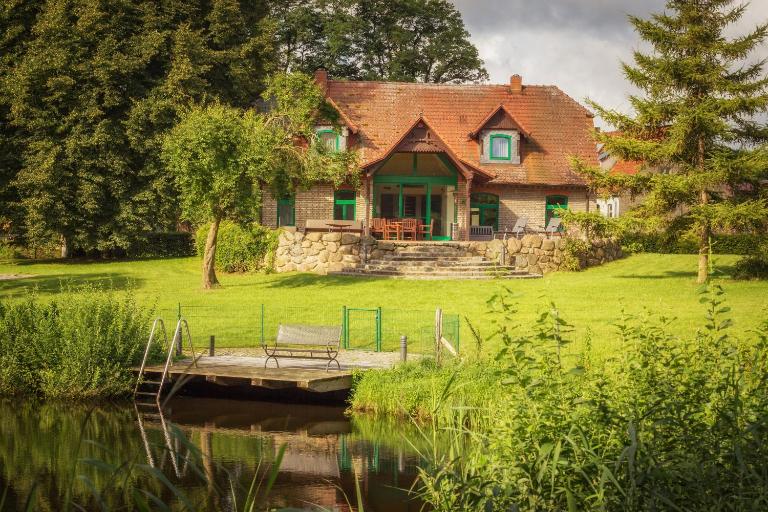 J1 Idyllisches Ferienhaus mit Seeblick - B&B Jülchendorf