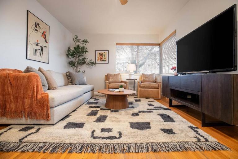 Sugar House Basecamp 30 Minutes to Ski Resorts - B&B South Salt Lake