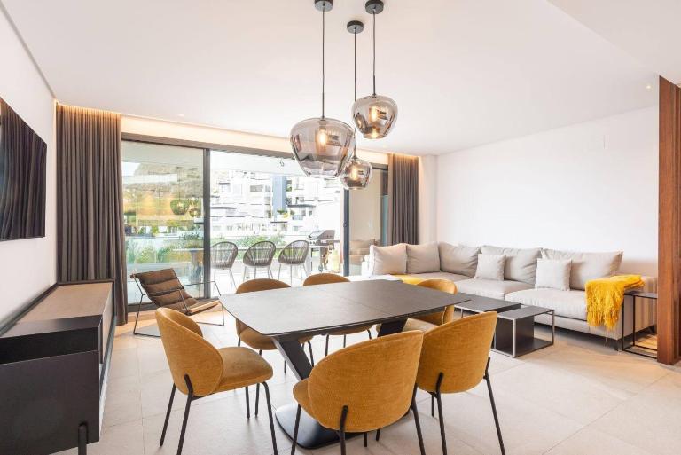 La Quinta 3 Bedroom Ultra Modern Apartment with Private Hot Tub - Bed and Breakfast Málaga