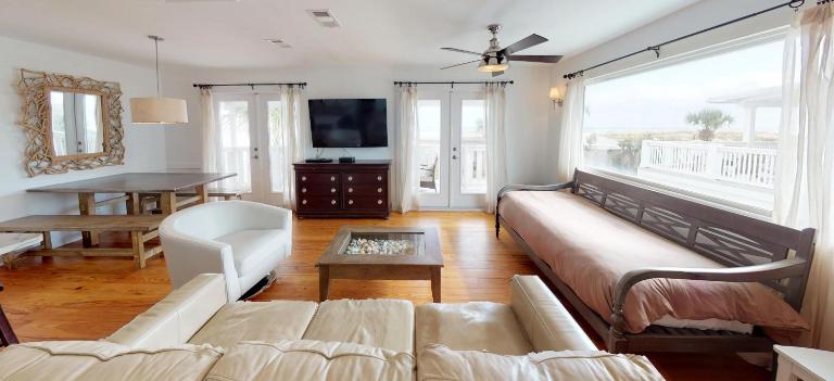 BEST BEACH Cottage Two Gorgeous Ocean Views - Renovated Like POTTERY BARN - Beach Steps Away - Chambres d'hôtes Saint Augustine Beach