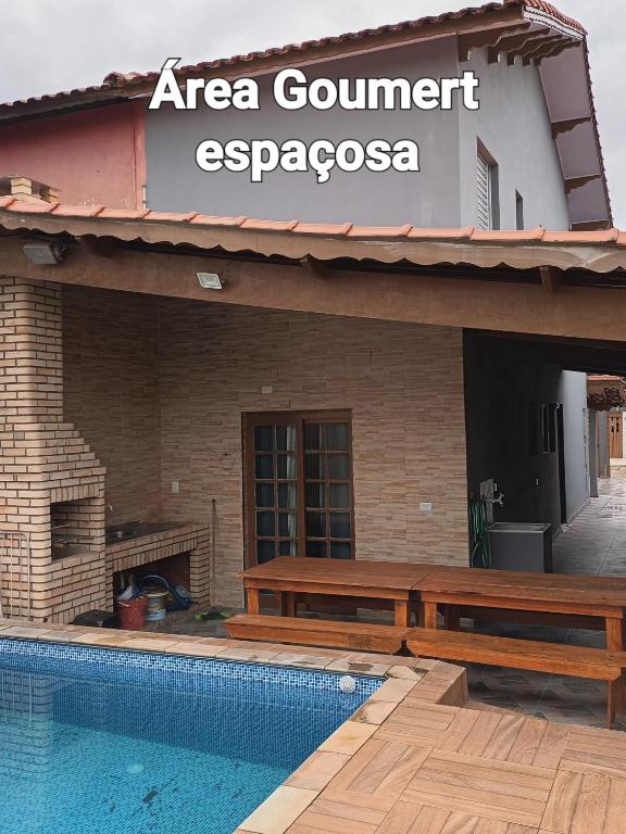 Casa de praia com piscina, para 15 pessoas, com 5 vagas de garagem - Chambres d'hôtes Mongaguá