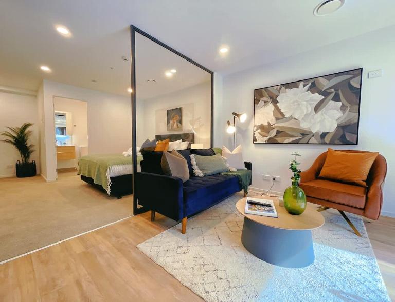 Tree-Lined Parkside Holiday Studio with Pool & Gym - B&B Auckland