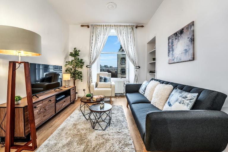 Cozy Central 2 Bed Apt with Great View - Parking - Ferienwohnung Edinburgh