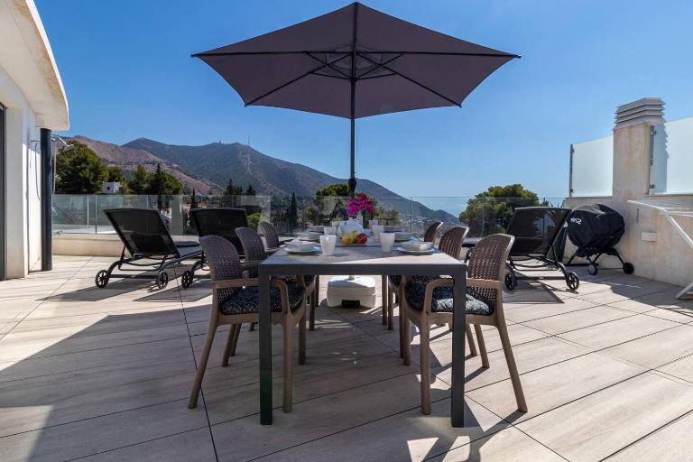 Seaview 3-Bed Flat with 2 Terraces Mijas Pueblo - Bed and Breakfast Mijas