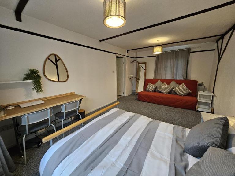 Spacious Room with Private Bathroom for up to 4 Guests Cardiff Bay - B&B Cardiff