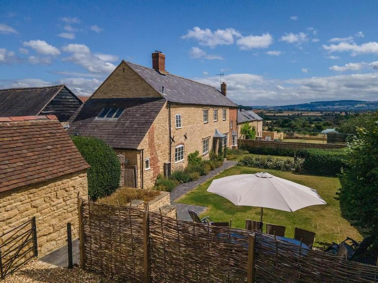 Beautiful Cotswold Farmhouse with Hot tub - B&B Ashton under Hill