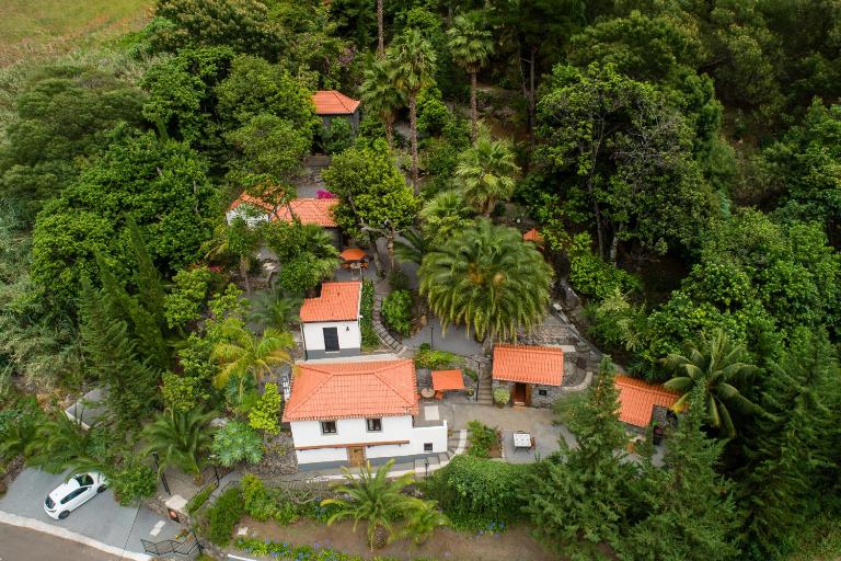 Casas da Terça - modern comfort in traditional houses set within 300sqm of private gardens to explore - B&B Tabúa