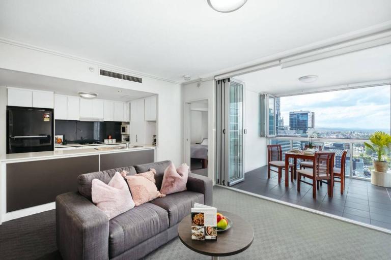 Great Value CBD 2 Beds Apt Free Carpark Pool and Gym - B&B Brisbane