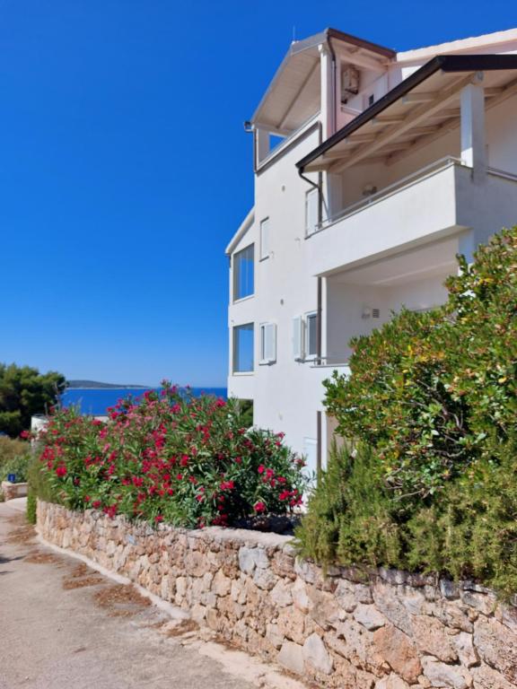 Sunny Terrace Zavala Hvar studio with terrace - Chambres d'hôtes Zavala