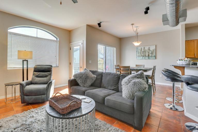 < 1 Mi to Biltmore Fashion Park: Condo w/ Pool! - B&B Phoenix