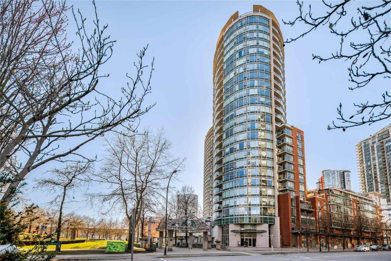 Cozy Condo! Central Location! Plus One Free Parking! - B&B Vancouver