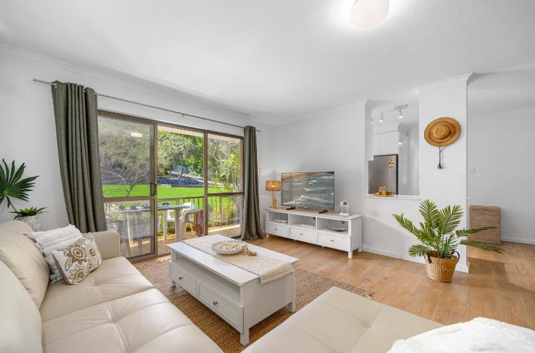 Shelly Cove Apt 12 - common pool - B&B Port Macquarie