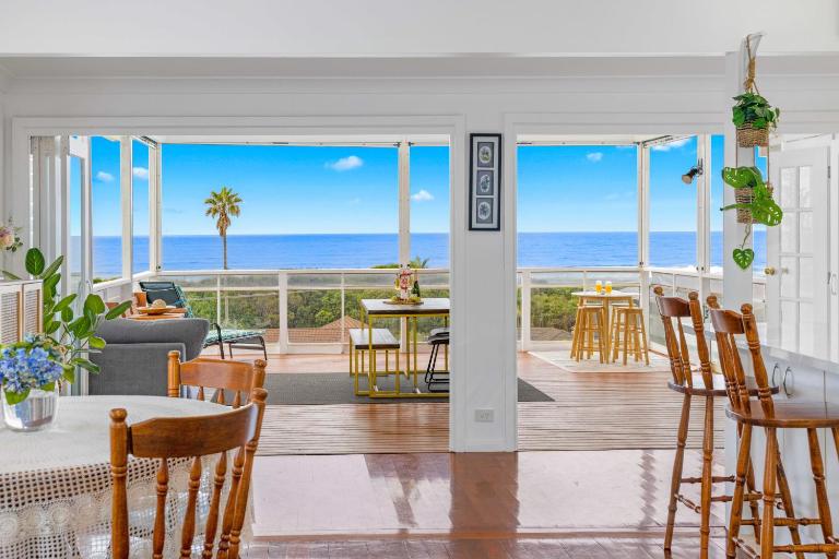 Sun Catcher - ocean views, walk to beach, lake, cafés, shops - B&B Lake Cathie