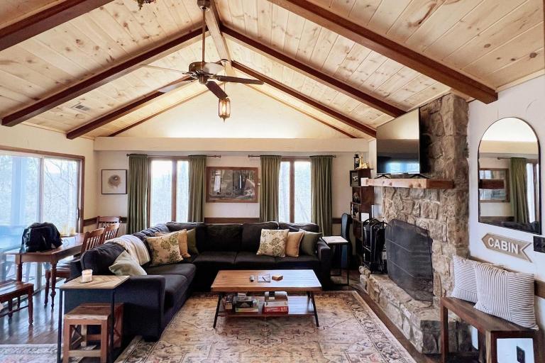 Treetop Hideaway - Summer Escape with HOT TUB - B&B Gatlinburg