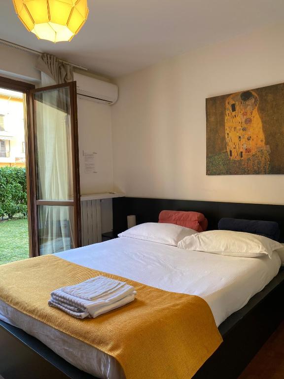 Roma 2 Apartment - THE V Collection - B&B Turate