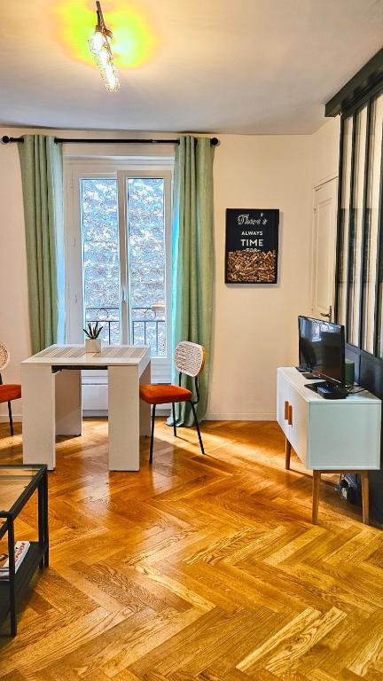 Lovely flat Abbesses center - Paris Montmartre - Bed and Breakfast Parijs