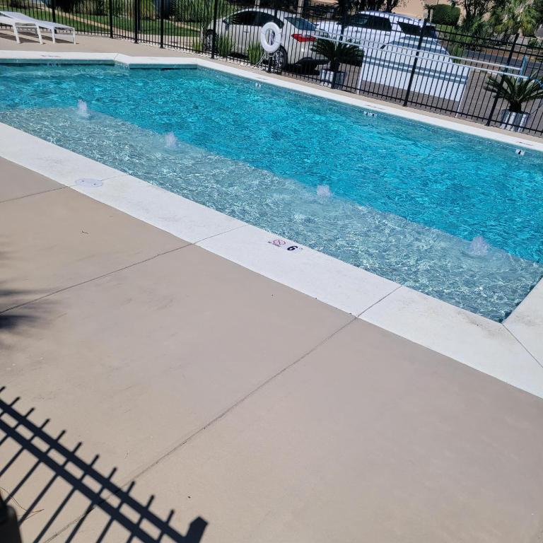 Island Villa 10 by ALBVR - Super cute condo! Just steps to the Waterway District and minutes to the beach! - B&B Gulf Shores
