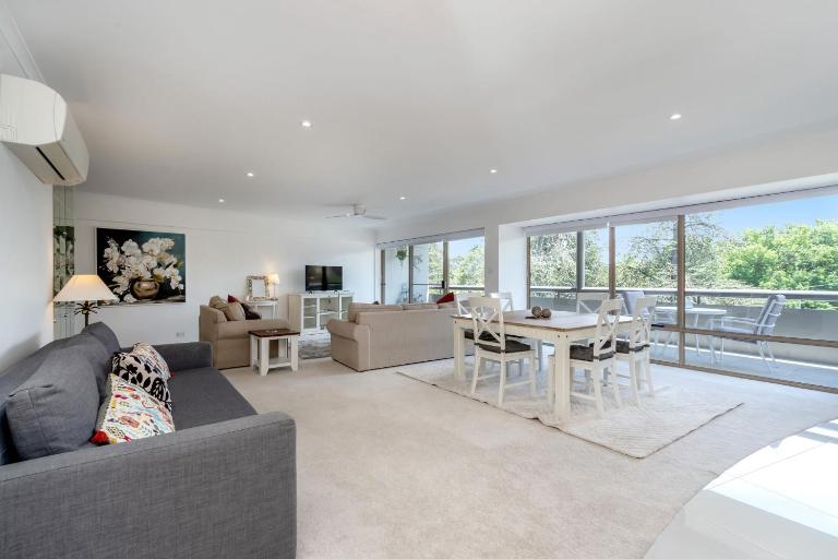 Spacious 2-Bed Apartment Near Dining & Attractions - Bed and Breakfast Kingston
