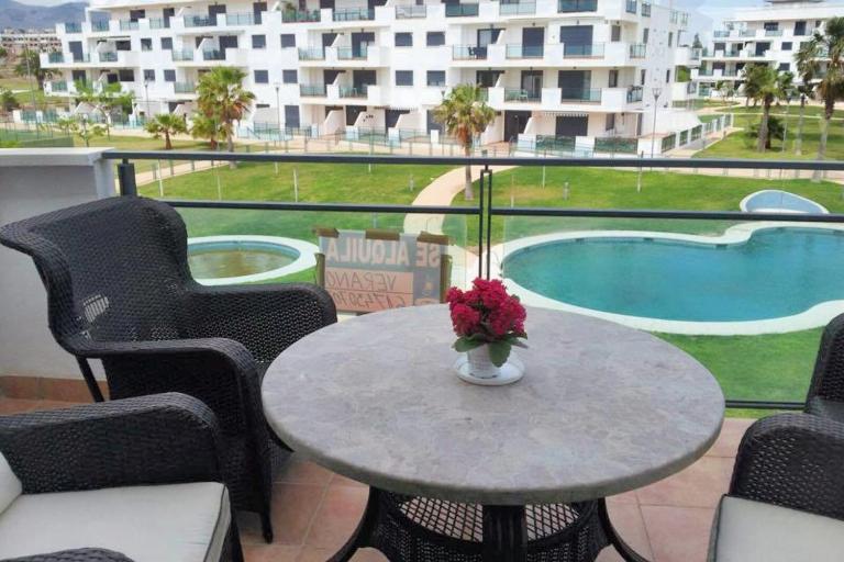 Comfortable Apartment in Almería with Shared Pool - 72 m² - B&B Retamar