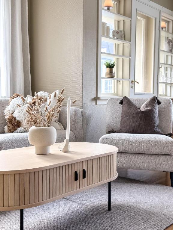 Stor innbydende leilighet med 4 soverom og sentral beliggenhet - Bed and Breakfast Notodden