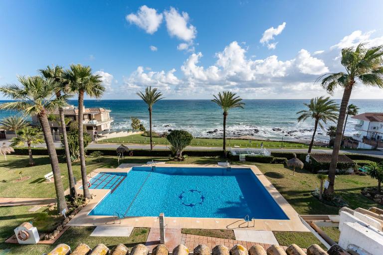 CT 262 - Faro's Flamingo Views - Beachfront Apartment- Cala de Mijas - Bed and Breakfast La Cala De Mijas