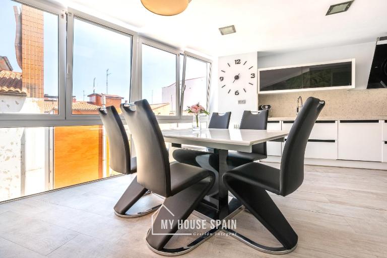 MyHouseSpain - Espacioso piso con parking - B&B Gijón