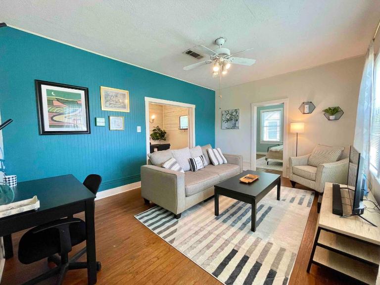 Historic & Chic Beaumont Getaway - B&B Beaumont