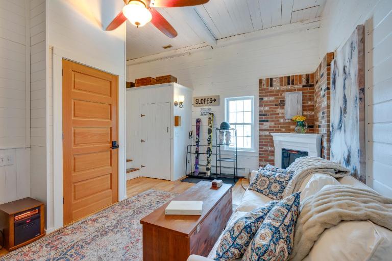 1 Mi to Cranmore Mountain: Charming Conway Apt! - B&B North Conway