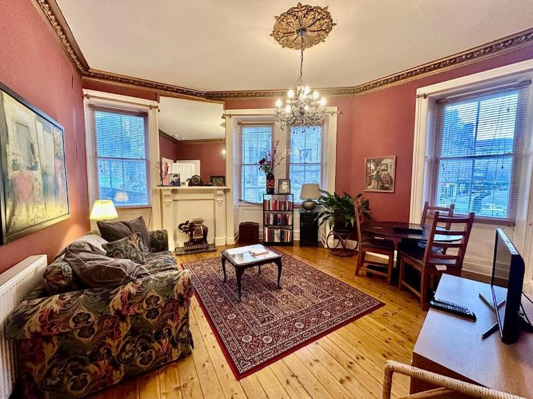 Unique cozy nest for 2, Old Town - Bed and Breakfast Edinburgh