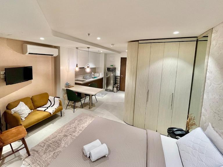 Cozy Apartment with Wifi, Balcony, Washer - Bed and Breakfast Lapu-Lapu City