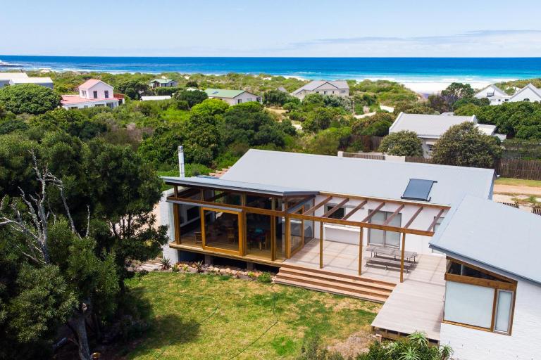 Swallows Perch Beach Getaway - Solar Backup - B&B Betty’s Bay