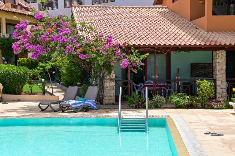 Porto Antigo II Poolside Appartment - Bed and Breakfast Santa Maria
