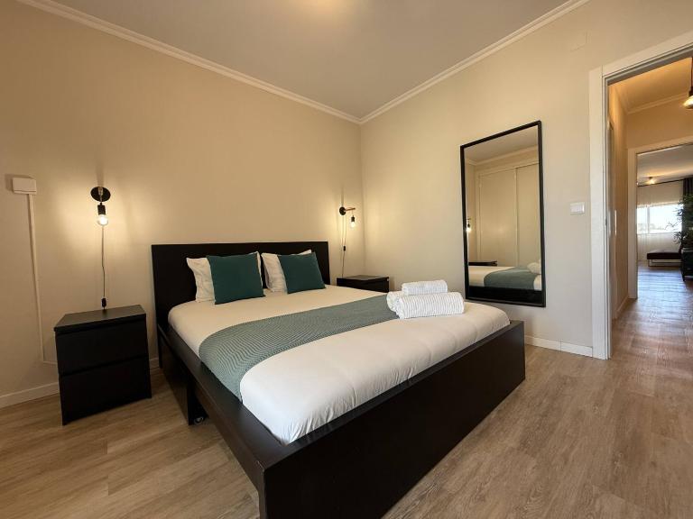 Go4Portugal - Vilamagna - Luxe Condo with Pool, Airco and Seaview Balcony - B&B Albufeira