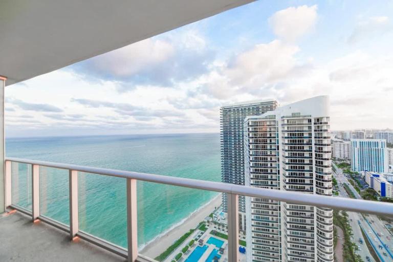 Stunning High-Floor City View 1BR Hyde Beach House - Ferienwohnung Hollywood