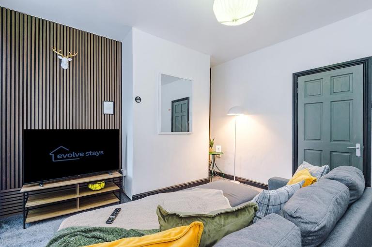 Free Park, Sleeps 8, Stunning Home in Salford, Long Term Disc, Perfect For Groups - B&B Manchester