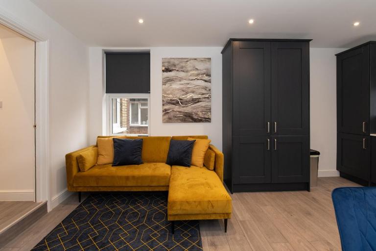 Woodside Park 3 Bedroom Apartments with Parking - B&B Whetstone